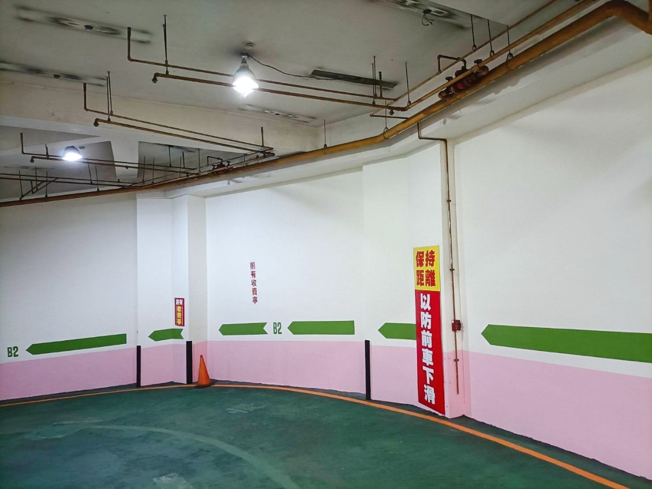 百貨公司地下停車場-雙側牆面路線指示粉刷工程